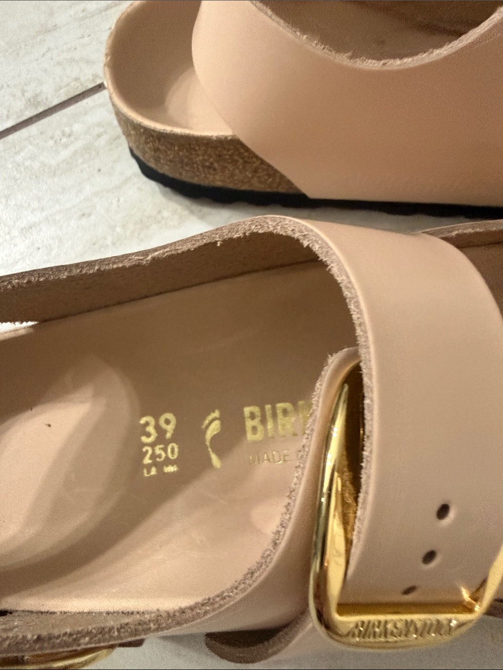 Birkenstock Women’s Beige Arizona Sandals with Gold Buckles..nwt..size 39 - Picture 3 of 7
